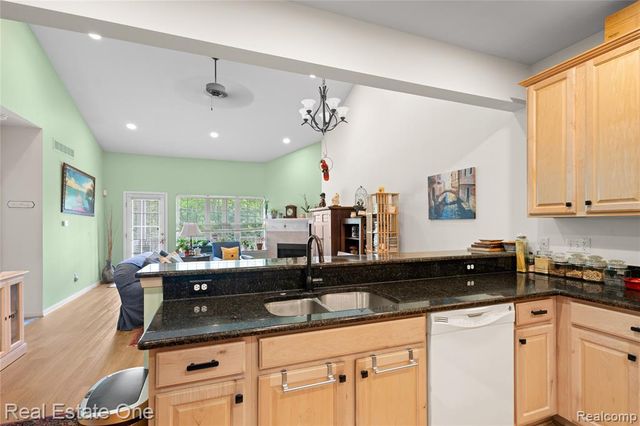 731 E Bluff Court, Rochester Hills, MI 48307