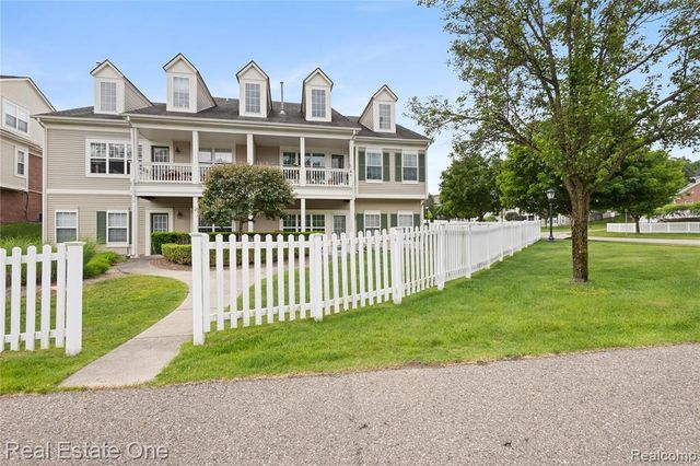 731 E Bluff Court, Rochester Hills, MI 48307