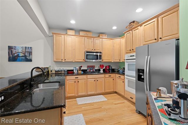731 E Bluff Court, Rochester Hills, MI 48307