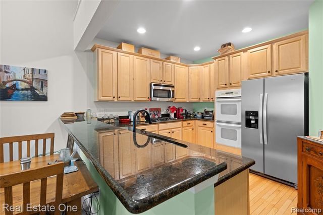 731 E Bluff Court, Rochester Hills, MI 48307