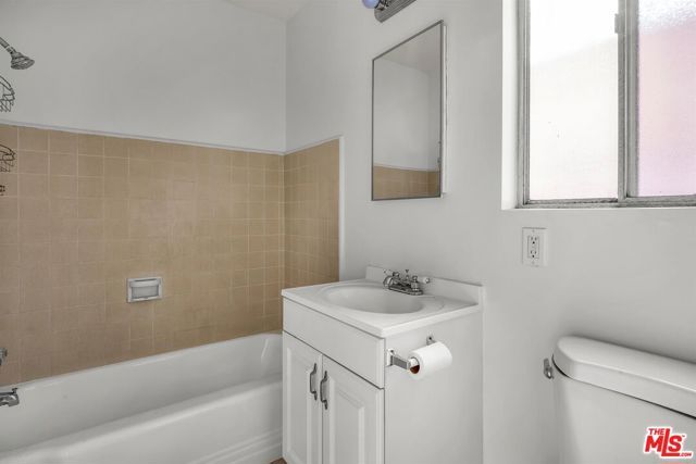 2206 Oak Street, Santa Monica, CA 90405