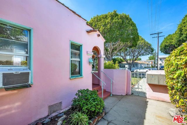 2206 Oak Street, Santa Monica, CA 90405