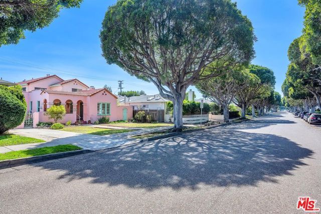 2206 Oak Street, Santa Monica, CA 90405