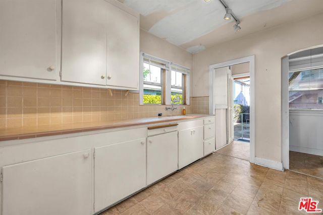 2206 Oak Street, Santa Monica, CA 90405