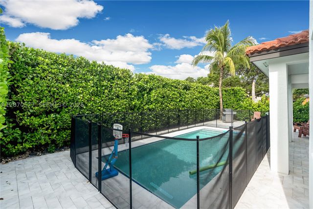 15011 SW 11th St, Miami, FL 33194