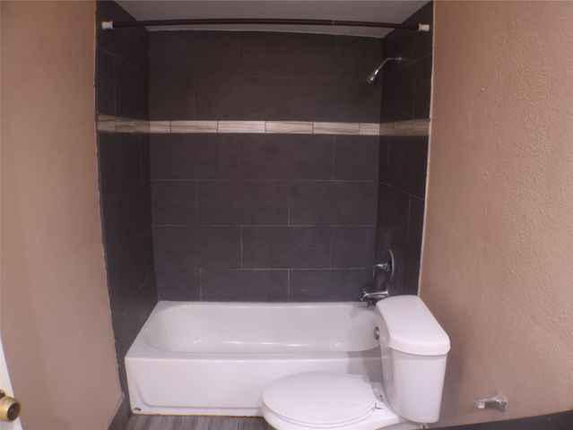 7700 Creekbend Drive 33, Houston, TX 77071