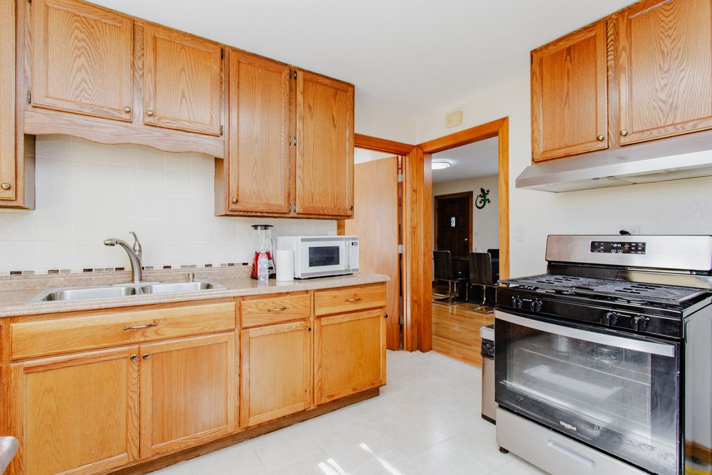 9627 Castello Avenue, Melrose Park, IL 60164 — photo 4