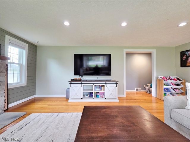 5869 Oberlin Road, Amherst, OH 44001