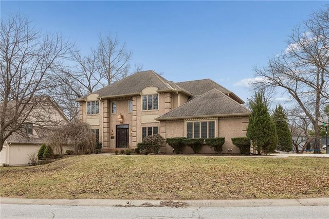 132 The Woodlands Drive, Gladstone, MO 64119