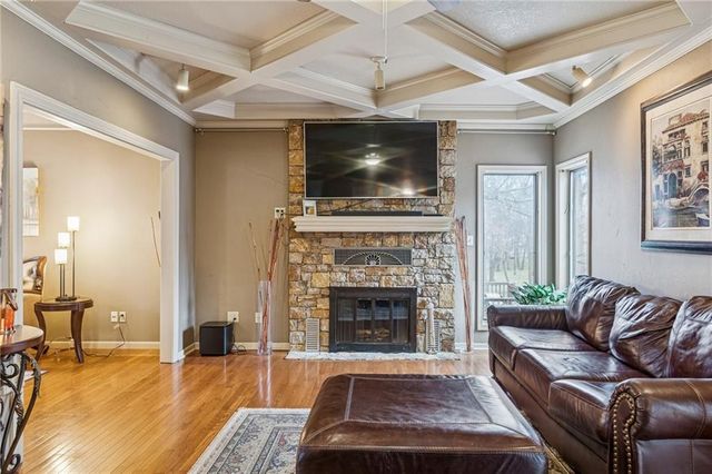 132 The Woodlands Drive, Gladstone, MO 64119