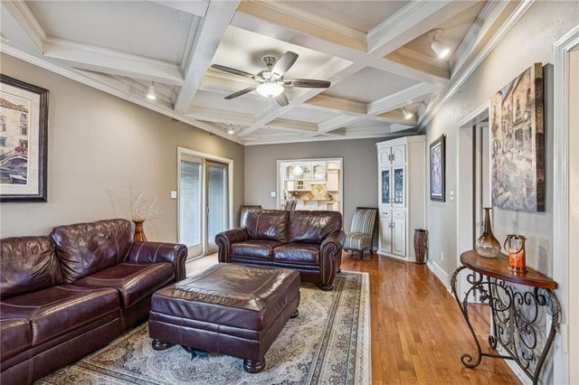 132 The Woodlands Drive, Gladstone, MO 64119