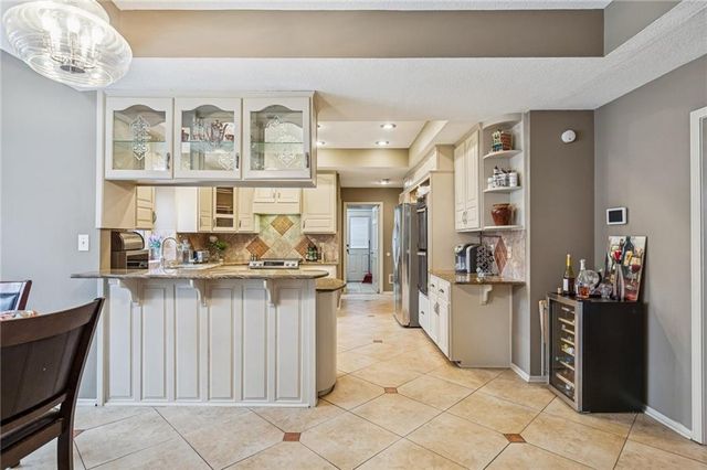 132 The Woodlands Drive, Gladstone, MO 64119
