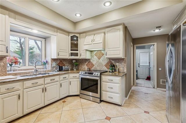 132 The Woodlands Drive, Gladstone, MO 64119