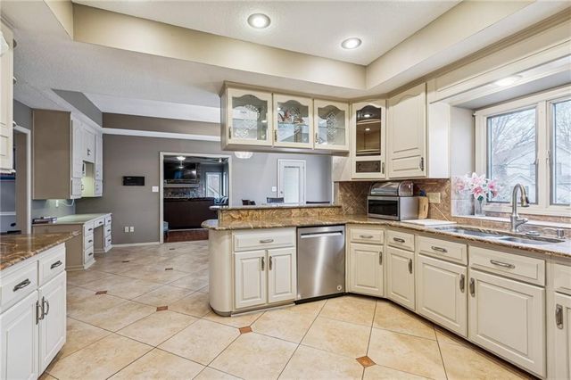132 The Woodlands Drive, Gladstone, MO 64119