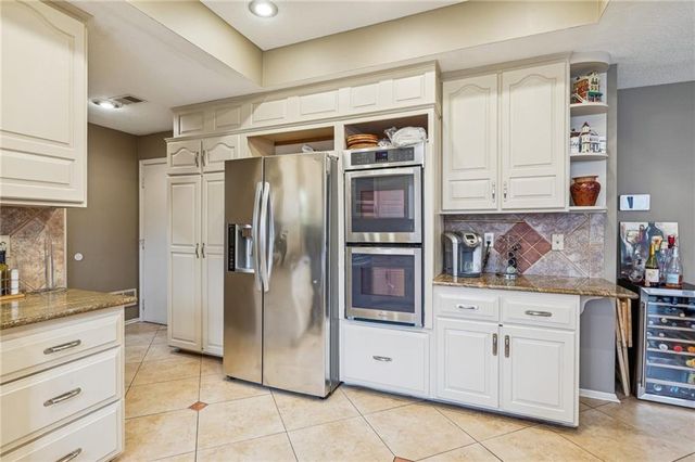 132 The Woodlands Drive, Gladstone, MO 64119