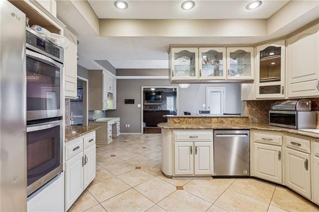 132 The Woodlands Drive, Gladstone, MO 64119