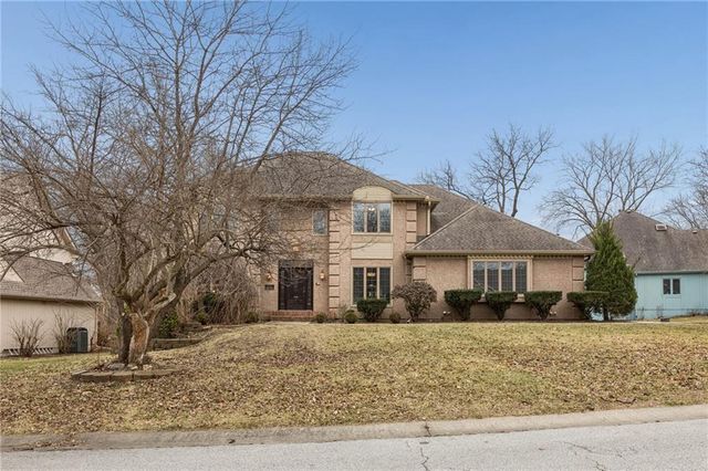132 The Woodlands Drive, Gladstone, MO 64119