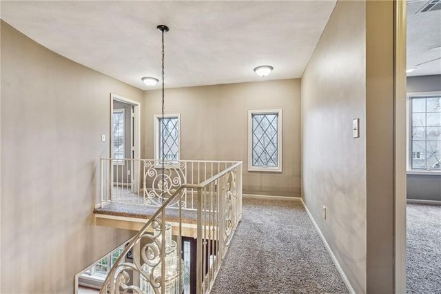 132 The Woodlands Drive, Gladstone, MO 64119