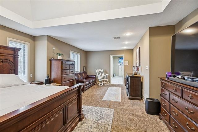 132 The Woodlands Drive, Gladstone, MO 64119