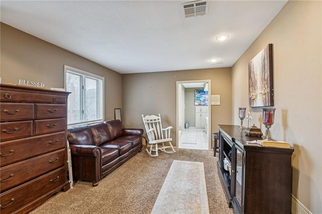 132 The Woodlands Drive, Gladstone, MO 64119