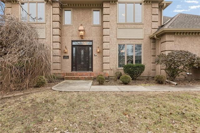 132 The Woodlands Drive, Gladstone, MO 64119