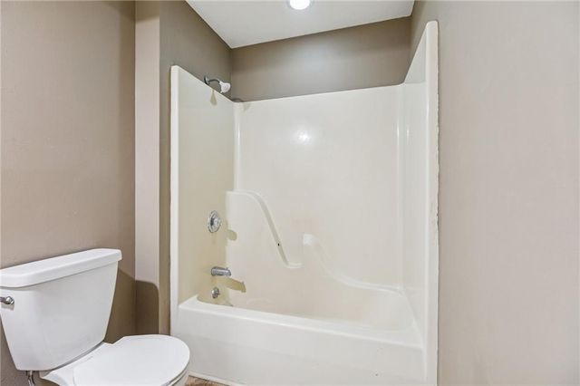 132 The Woodlands Drive, Gladstone, MO 64119