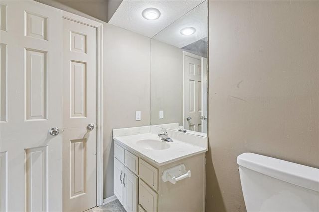 132 The Woodlands Drive, Gladstone, MO 64119