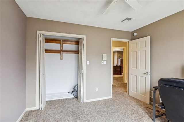 132 The Woodlands Drive, Gladstone, MO 64119