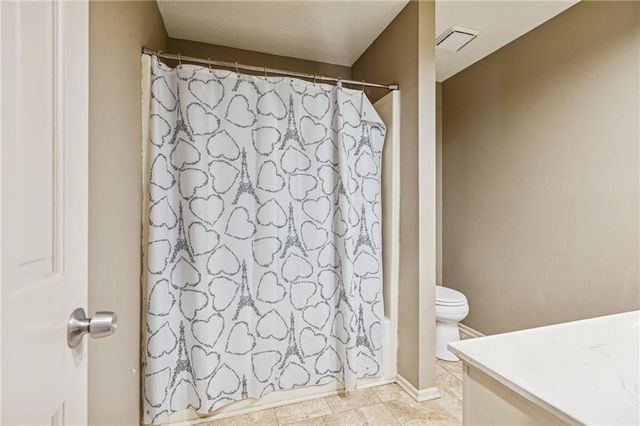 132 The Woodlands Drive, Gladstone, MO 64119