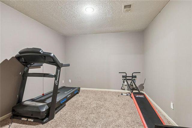 132 The Woodlands Drive, Gladstone, MO 64119