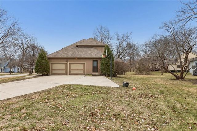 132 The Woodlands Drive, Gladstone, MO 64119