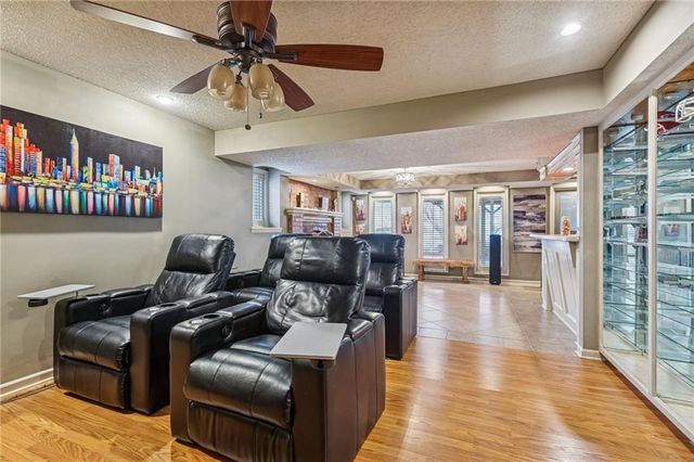 132 The Woodlands Drive, Gladstone, MO 64119
