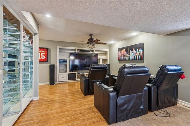 132 The Woodlands Drive, Gladstone, MO 64119