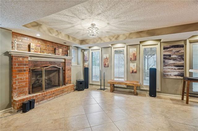 132 The Woodlands Drive, Gladstone, MO 64119