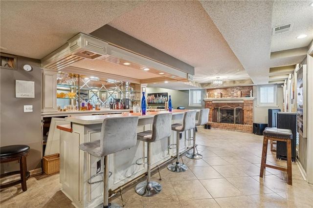 132 The Woodlands Drive, Gladstone, MO 64119