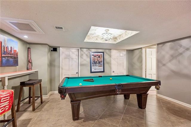 132 The Woodlands Drive, Gladstone, MO 64119