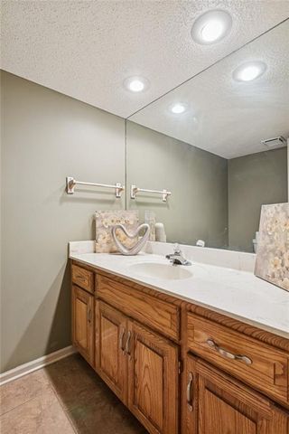 132 The Woodlands Drive, Gladstone, MO 64119