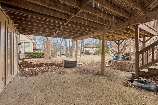 132 The Woodlands Drive, Gladstone, MO 64119