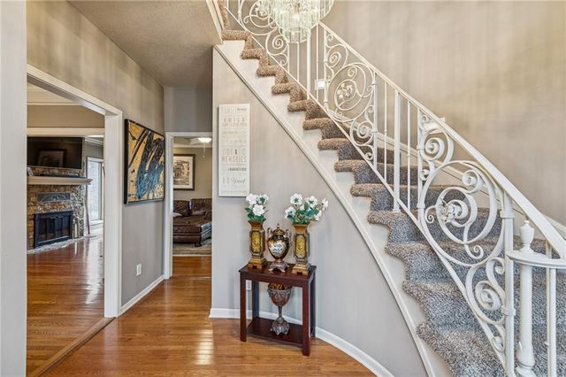 132 The Woodlands Drive, Gladstone, MO 64119