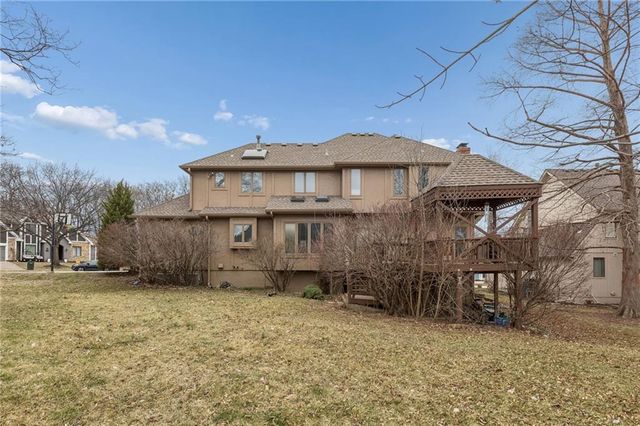 132 The Woodlands Drive, Gladstone, MO 64119