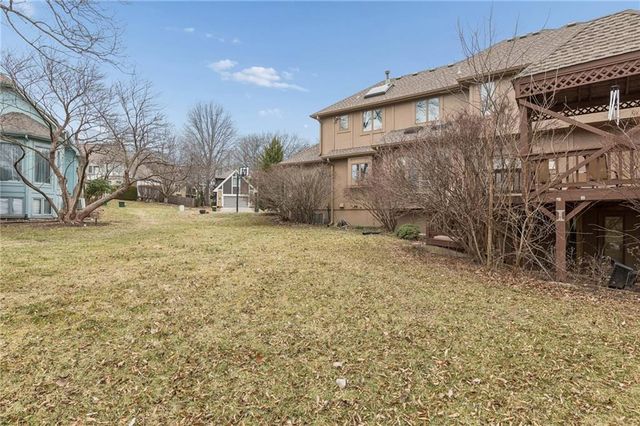 132 The Woodlands Drive, Gladstone, MO 64119