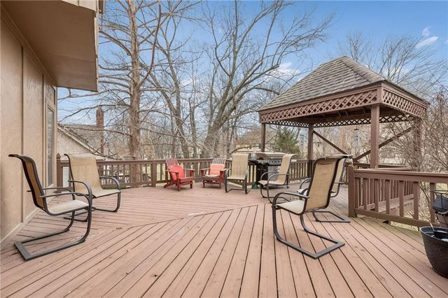 132 The Woodlands Drive, Gladstone, MO 64119