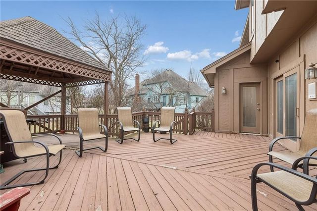 132 The Woodlands Drive, Gladstone, MO 64119