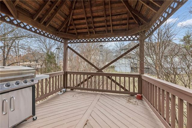 132 The Woodlands Drive, Gladstone, MO 64119