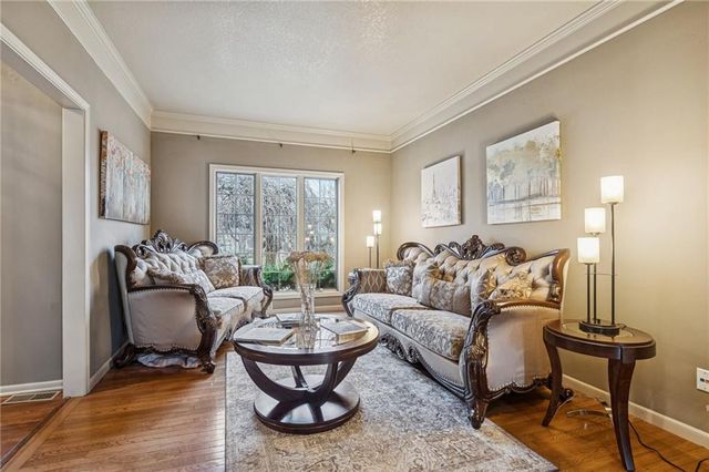 132 The Woodlands Drive, Gladstone, MO 64119