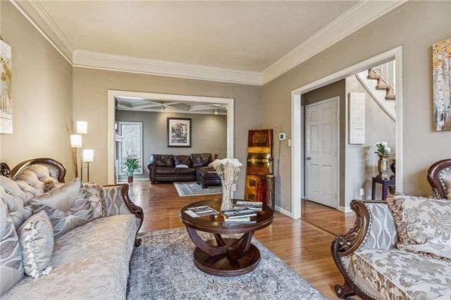 132 The Woodlands Drive, Gladstone, MO 64119