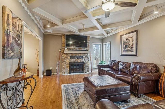 132 The Woodlands Drive, Gladstone, MO 64119