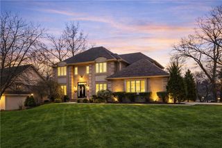 132 The Woodlands Drive, Gladstone, MO 64119