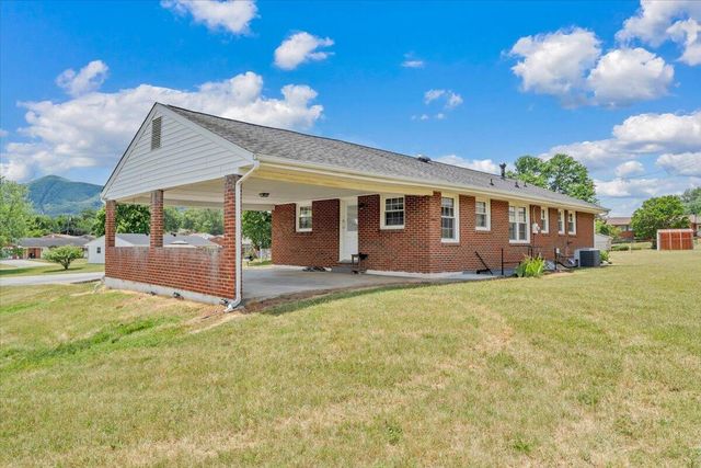 409 Decatur CIR, Salem, VA 24153