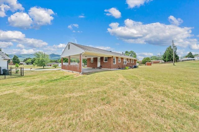 409 Decatur CIR, Salem, VA 24153